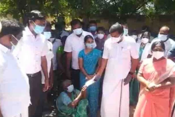 என் பணம் 2 பேருக்கு உதவட்டும்ப்பா... இத முதல்வரிடம் கொடுங்க -  ஊனமுற்ற பாட்டி கொடுத்த நன்கொடை!