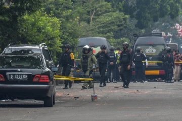வெடிகுண்டை கட்டிக்கொண்டு காவல் நிலையத்திற்குள் புகுந்த மர்ம நபர்! அடுத்து நிகழ்ந்த பயங்கரம்..பரபரப்பு சம்பவம்