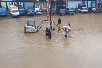 නොකඩවා ඇදහැලෙන වර්ෂාපතනය සමග මේ ප්‍රදේශයට ගංවතුර තත්ත්වයක්