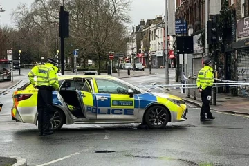 லண்டனில் கத்திக்குத்துச் சம்பவத்தில் 19 வயது இளைஞர் பலி; 21 மணி நேரத்திற்கும் மேலாக மூடப்பட்ட வீதி