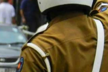 කලහකාරීව හැසිරුණු කොස්තාපල්වරයෙක් අත්අඩංගුවට