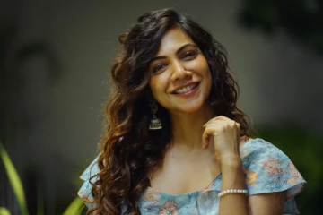 மடோனா செபாஸ்டியனா இப்படி.. சட்டை பட்டன் போடாமல் போஸ் கொடுத்திருக்கிறாரே