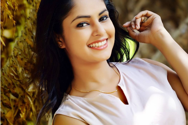 ඉස්කොලෙ ගිහින් ඉවරවෙලා තාම අවුරුදු දෙකක්වත් නෑ ,මම තාම පුංචි කෙල්ලෙක් - ගීත්මා බන්ඩාර (PHOTOS) | Geethma Bandara Acctress
