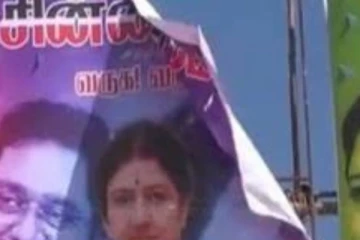 தமிழகம் வரும் சசிகலாவை வரவேற்க போடப்பட்டிருந்த மேடைகள், பேனர்கள் அதிரடியாக அகற்றம்