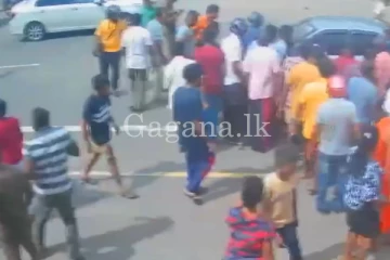 කුඩා දරුවත් සමග යතුරු පැදියේ ගිය මව සහ පියා මිය ගිය බිහිසුණු අනතුර.. (CCTV VIDEO)