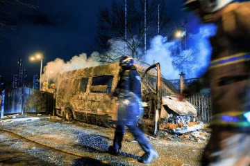 புகலிடம் கோருவோர் தங்கும் விடுதி முன் வெடித்த கலவரம்... ஆயுதங்களுடன் திரண்ட குழு பொலிஸ் வாகனத்திற்கு தீ வைப்பு