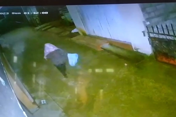 பெண்ணின் கையில் அகப்பட்ட புர்கா திருடன் | Burqa Thief Caught In Girl