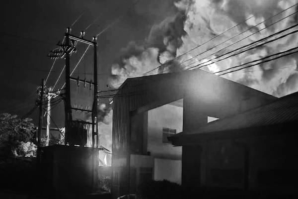 கண்டியில் பற்றி எரிந்த தீப்பெட்டி தொழிற்சாலை | Fire Erupts At Match Factory In Kandy Pallekele கண்டியில் பற்றி எரிந்த தீப்பெட்டி தொழிற்சாலை | Fire Erupts At Match Factory In Kandy Pallekele