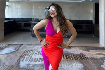 நடிகை சாக்ஷி அகர்வாலின் கிளாமர் கிளிக்ஸ்...