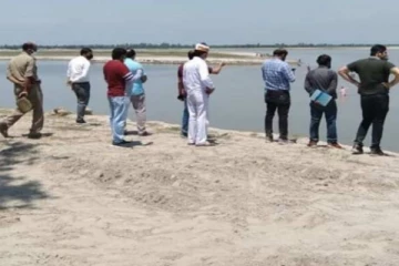 வெளிநாடொன்றில் கொரோனா தடுப்பூசிக்கு பயந்து ஆற்றில் குதித்த மக்கள்!