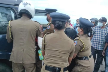 முல்லைத்தீவில் மாவீரர் நாள் நினைவேந்தலில் காவல்துறையினர் பொதுமக்களிடையே முரண்பாடு!