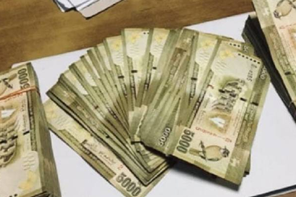 கட்டுநாயக்காவில் போலி நாணயத்தாள்களுடன் சிக்கிய பெண் உட்பட இருவர்! | Two Arrested Fake Currency Notes In Katunayake