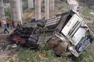 ஜம்மு காஷ்மீரில் பேருந்து கவிழ்ந்து கோர விபத்து : கோவிலுக்கு சென்ற பக்தர்கள் பலி