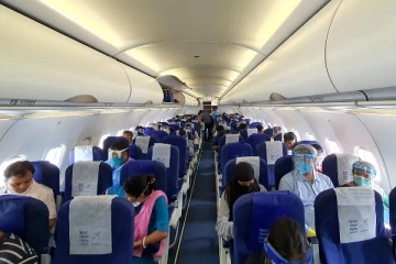 பறக்கும் விமான கழிவறையில் சிகரெட் பிடித்த இளம்பெண் - பரபரப்பு!