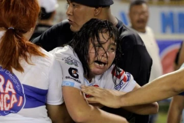 கால்பந்து மைதானகூட்டநெரிசலில் 12 பேர் உயிரிழப்பு