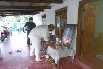 உயிரிழந்த ஊடகவியலாளருக்கு அஞ்சலி செலுத்திய சுமந்திரன் மற்றும் சாணக்கியன்!வெடித்தது சர்ச்சை