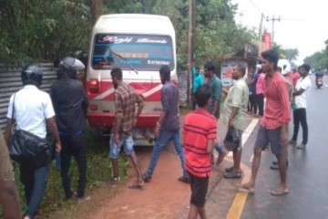 யாழில் வாகனத்தை முந்த முயற்சித்த பொது ஏற்பட்ட பெரும் விபத்து!