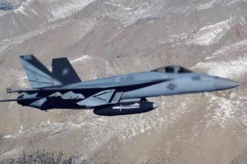 அமெரிக்காவில் திடீரென விழுந்து நொறுங்கிய போர் விமானம் - விமானி பலி