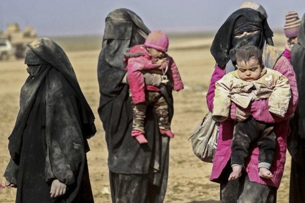 சிரியாவின் சர்ச்சைக்குரிய அல்-ஹோல் முகாம் மூடல்: ஆயிரக்கணக்கான குடும்பங்கள் வெளியேற்றம் | Syria S Controversial Al Hol Camp Closure