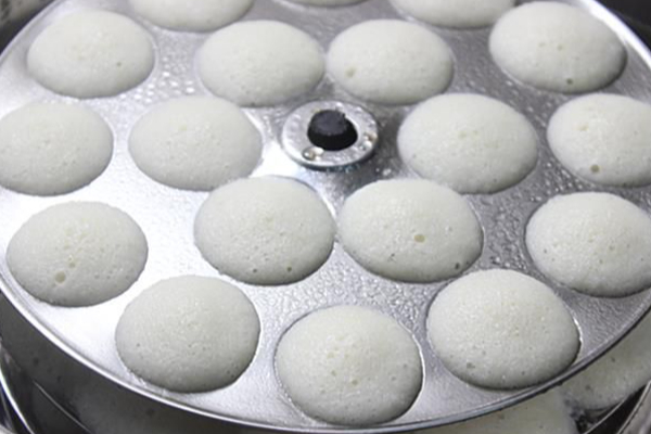 மல்லிகைப் பூ போல இட்லி வேண்டுமா? வெந்தயம் சிறிது கலந்தாலே போதும்….! | Idli Receipe Tamil