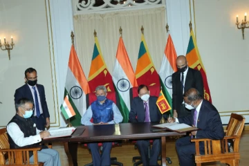 இலங்கையில் இந்தியா!  யாழ்ப்பாணத்தில் கலப்பு மின்சார திட்டங்கள்- உடன்படிக்கைகள் கைச்சாத்து! (photos)