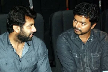விஜய்யுடன் புகைப்படம் எடுத்த ஜெயம் ரவி- லேட்டஸ்ட் க்ளிக், அட வீடியோவே இருக்கு பாருங்க