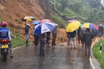 දරුණු අනතුරක් - පස් කන්දක් කඩා වැටෙයි ප්‍රධාන මාර්ගයේ ගමනාගමනය සම්පූර්ණයෙන් ඇන හිටියි