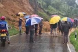 දරුණු අනතුරක් - පස් කන්දක් කඩා වැටෙයි ප්‍රධාන මාර්ගයේ ගමනාගමනය සම්පූර්ණයෙන් ඇන හිටියි