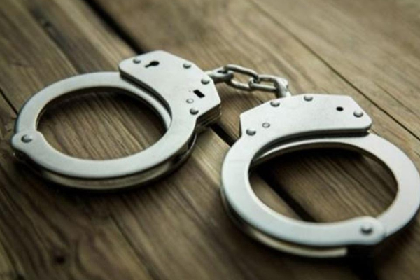 திருகோணமலையில் வீட்டுக்குள் நடத்தப்பட்ட தீடிர் சோதனையால் சிக்கிய குடும்பஸ்தர் | Family Member Caught In Home Raid திருகோணமலையில் வீட்டுக்குள் நடத்தப்பட்ட தீடிர் சோதனையால் சிக்கிய குடும்பஸ்தர் | Family Member Caught In Home Raid