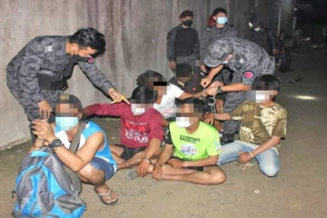 மலேசியாவில் தேடுதல் வேட்டை : ஆவணங்களற்ற 32 புலம்பெயர்ந்தவர்கள் கைது (Photo)