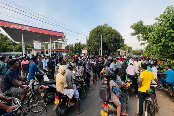 யாழ் எரிபொருள் நிரப்பு நிலையங்களில் மன உளைச்சலில் பலர்! | Many People In Distress At Jaffna Fuel Stations