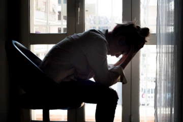 இளம்பெண்ணை சீரழித்த உயர்நீதிமன்ற சட்டத்தரணி ; நள்ளிரவில் நடத்தப்பட்ட கொடூரம்