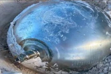 கடற்கரை ஒன்றில் கண்டெடுக்கப்பட்ட மர்மமான உலோக பந்து