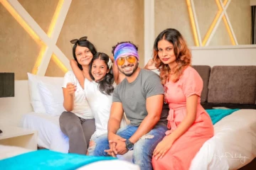 අක්කලා මල්ලිලා ආදරේ කරලා කසාදත් බඳිනවා.තමාට වඩා අවුරුදු 10 ක් වැඩිමල් බිරිඳ ගැන දිනේෂ් කියන කතාව. (PHOTOS)