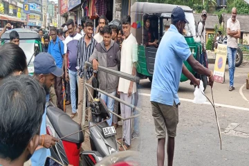 மோட்டார் சைக்கிளின் பாதுகாப்பு கவசத்திற்குள் புகுந்த பாம்பு..! பதறிப்போன உரிமையாளர்