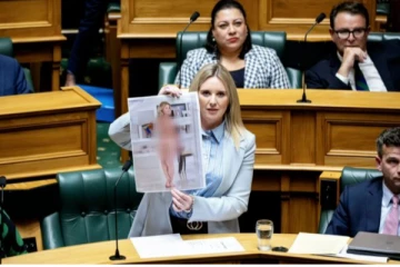 அவையில் தனது அந்தரங்க படத்தைக் காண்பித்த நியூசிலாந்து எம்.பி லாரா மெக்லூர்