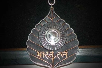 இந்தியாவின் உயரிய விருதான பாரத ரத்னாவை முதலில் பெற்றவர் யார் தெரியுமா?