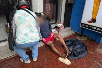 விபத்தில் காருடன் இழுபட்டு தூக்கி வீசப்பட்ட நபர் படுகாயம்