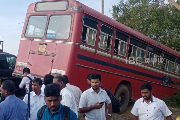அரச பேருந்தை மோதித் தள்ளிய தொடருந்து - கிளிநொச்சியில் கோர விபத்து (படங்கள்) | Train Collides With Government Bus அரச பேருந்தை மோதித் தள்ளிய தொடருந்து - கிளிநொச்சியில் கோர விபத்து (படங்கள்) | Train Collides With Government Bus