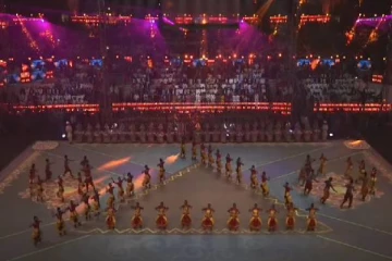 செஸ் ஒலிம்பியாட் தொடக்க நிகழ்ச்சி : நடனக் கலைஞர்களால் வண்ணமயமான நேரு உள் விளையாட்டு அரங்கம்