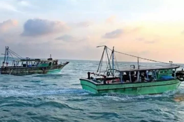 அத்து மீறும் இலங்கை  - தமிழக  மீனவர்களின் படகுகள் ஏலம்