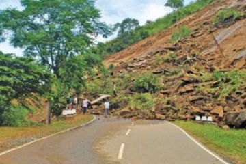 දිස්ත්‍රික්ක තුනක් සදහා නායයෑමේ අනතුරු ඇඟවීම්. (PHOTOS)