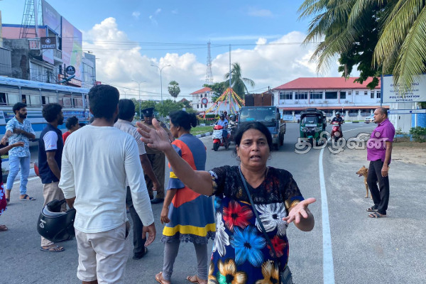 மட்டக்களப்பில் பொலிஸாரின் தலையீட்டினால் நிறுத்தப்பட்ட போராட்டம் | Protest In Batti Stopped Police Intervention