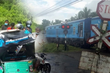 දුම්රියේ ත්‍රිරෝද රථයක් ගැටෙයි.. බිහිසුනු අනතුරක් 99න් බේරුණු හැටි මෙන්න.