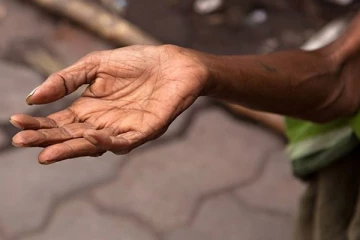 யாழில் கூலிக்கு யாசகம் பெற்றவர்கள் கைது!