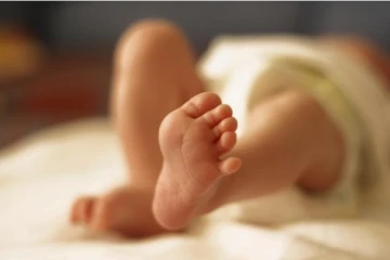 புத்தர் சிலைக்கு அடியில் இருந்து ஆண் சிசு உயிருடன் மீட்பு