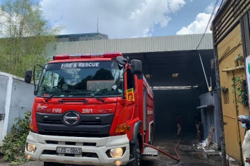 கொழும்பில் வியாபார நிறுவனம் ஒன்றில் தீப்பரவல் - வீடுகளும் சேதம்! (video)