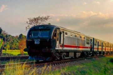 அடையாள பணிப்புறக்கணிப்பு போராட்டம்: இலவசமாக தொடருந்தில் பயணம் செய்யும் பயணிகள்