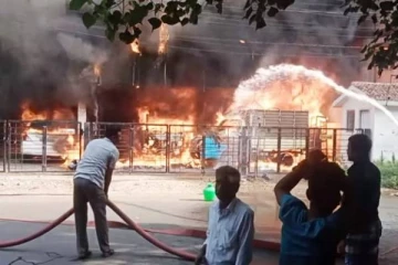 தனியார் நிறுவன மருந்து கிடங்கில் பயங்கர தீ விபத்து - 3 வாகனங்கள் எரிந்து சேதம்