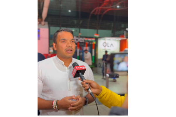 நாமலின் பயணப் பொதியை தூக்கிச் சென்ற சஜித்துக்கு நெருக்கமானவர்! | Namal Rajapaksa Sajith India